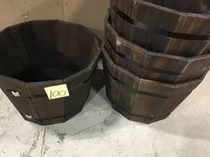 22.44 x 22.44 in. Rustic Oak Resin Whiskey Barrel Planter in good condition