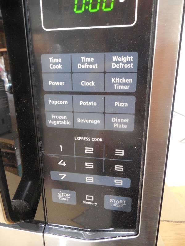 lot 90 image: Chefs Mark 1.6 Cu. Ft. 1100-Watt Microwave Oven