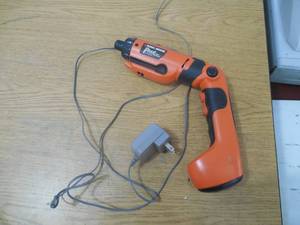 lot 4 image: BLACK & DECKER SCREW GUN