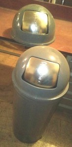 United Metal Garbage Can & 2 covers.