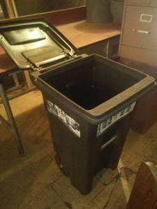 30 gallon wheeled garbage can with flip flop top