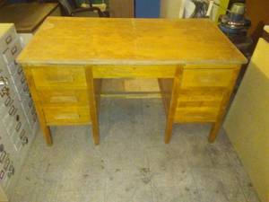 2 teachers desks - Vintage.