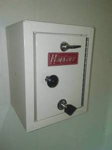 Harloff � Small Wall Safe with Keys.