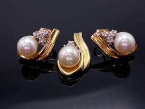 lot 44 image: Ladies Pearl and Diamond Estate Earring and Pendant Set in 14k Yellow Gold
