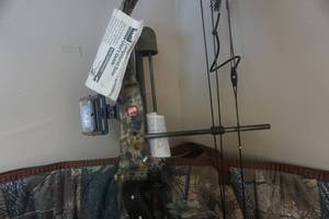 lot 4 image: PSE Model Deer Hunter Compound Bow Package