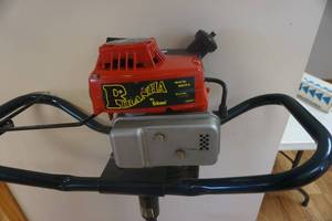 lot 9 image: Eskimo Model 8907PX Piranha Power Ice Auger