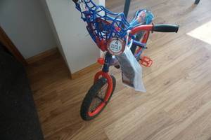 lot 6 image: Huffy Action Figure Spiderman Themed Youth Bike