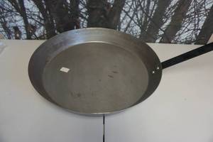 lot 285 image: 21 Diameter Heavy Duty Metal OutdoorCamp Fire Frying Pan