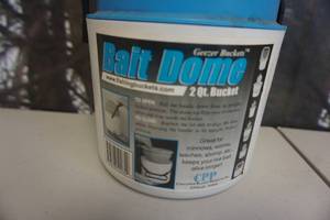 lot 309 image: Geezer Buckets 2 Quart Domed Bait Bucket