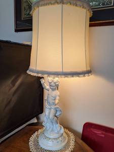 lot 134 image: Porcelain Cherub Table Lamp