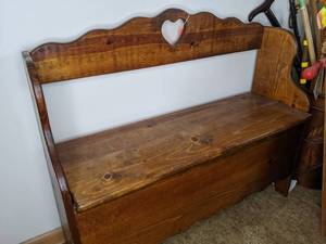 lot 138 image: Country Chic Wood Bench with Storage