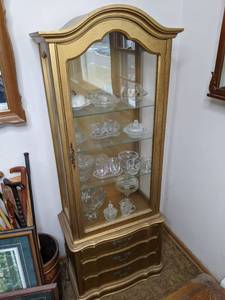 lot 139 image: Lighted Curio Cabinet