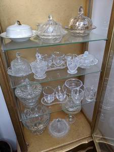 lot 140 image: Four Shelves of Beautiful Cut Crystal and Glassware