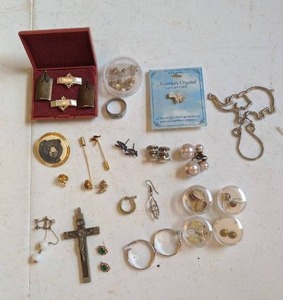 lot 26 image: Lot of Assorted Jewelry