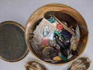 lot 198 image: Assorted Vintage Buttons and Tin