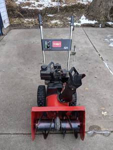 lot 6 image: Toro 521 Snowblower