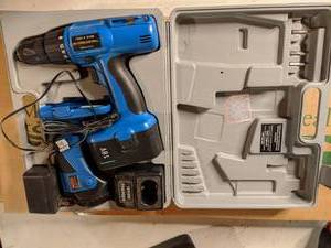 lot 224 image: Drill Master 18 Volt Cordless Drill and Flashlight in Case