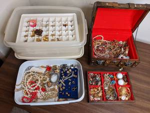 lot 171 image: Large Lot of Vintage Costume Jewelry