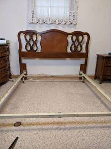 lot 20 image: 4 Piece Bedroom Set