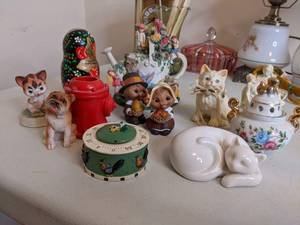 lot 213 image: Lot of Assorted Glass Figurines