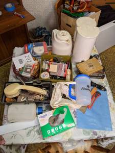 lot 292 image: Hodge Podge of Small Household Items