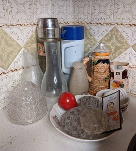 lot 296 image: Assorted Kitchen and Home Goods