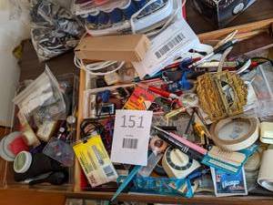 lot 151 image: Large Lot of Everyday Household Items