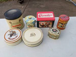 lot 393 image: (7) Small Vintage Tins