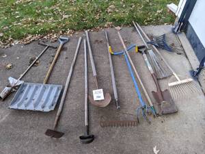 lot 406 image: Assorted Lawncare Tools