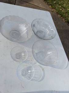 lot 305 image: (5) Glass Bowls in Assorted Sizes