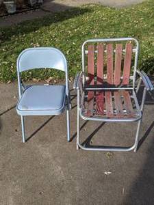 lot 311 image: Pair of Mismatched Folding Chairs
