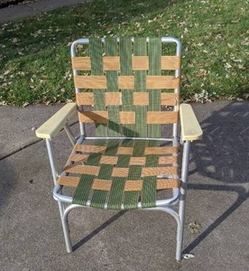 lot 314 image: Vintage Webbed Aluminum Lawn Chair