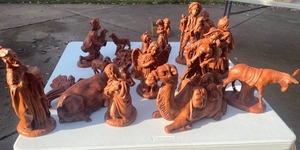 lot 367 image: Large Lot of Matching Vintage Nativity & Religious Figurines