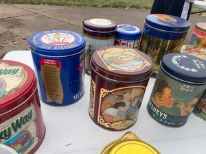 lot 372 image: Lot of 14 Vintage Tins