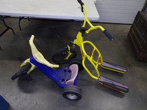 lot 27 image: Schwinn Gladiator Scooter and big wheel Trike