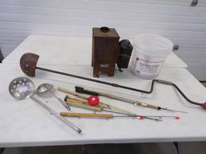 lot 29 image: Vintage Ice Fishing Supplies