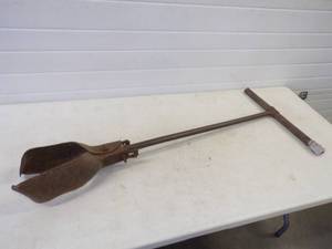 lot 61 image: Vintage Post Hole Digger