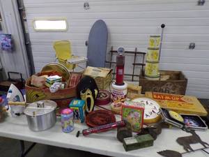 lot 110 image: Huge Vintage Dcor Lot