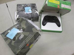 3 XBoxOne Controllers open box...