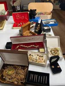 lot 77 image: Large Lot of Vintage Jewelry - see photos