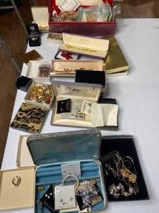 lot 78 image: Large Lot of Vintage Jewelry