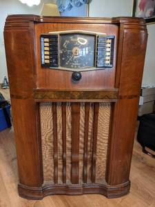 lot 7 image: 1940s Zenith Long Distance Radio Shortwave Console