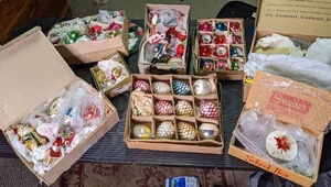 lot 148 image: Lot of Vintage Christmas Ornaments