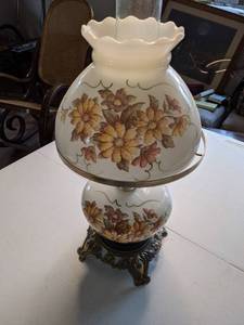 lot 33 image: Vintage Electric Hurricane Style Table Lamp