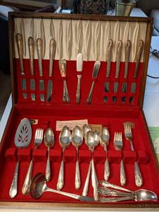 lot 37 image: Set of Vintage WM Rogers A1 Plus Silverplate Flatware in Wood Storage Case