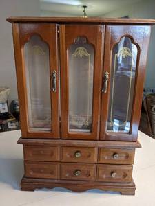 lot 64 image: Decorative Jewelry Storage Chest