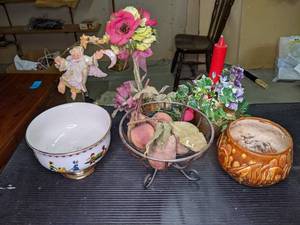lot 127 image: Assorted Cute Decor Items