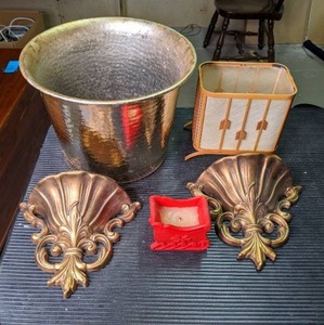 lot 135 image: Various Baskets and Wall Decor