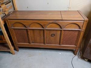lot 8 image: General Electric Solid State Stereo Console