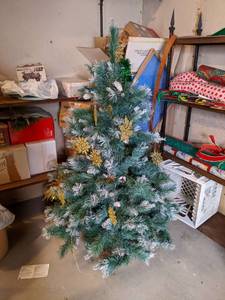 lot 147 image: 4 Artificial Christmas Tree with Ornaments